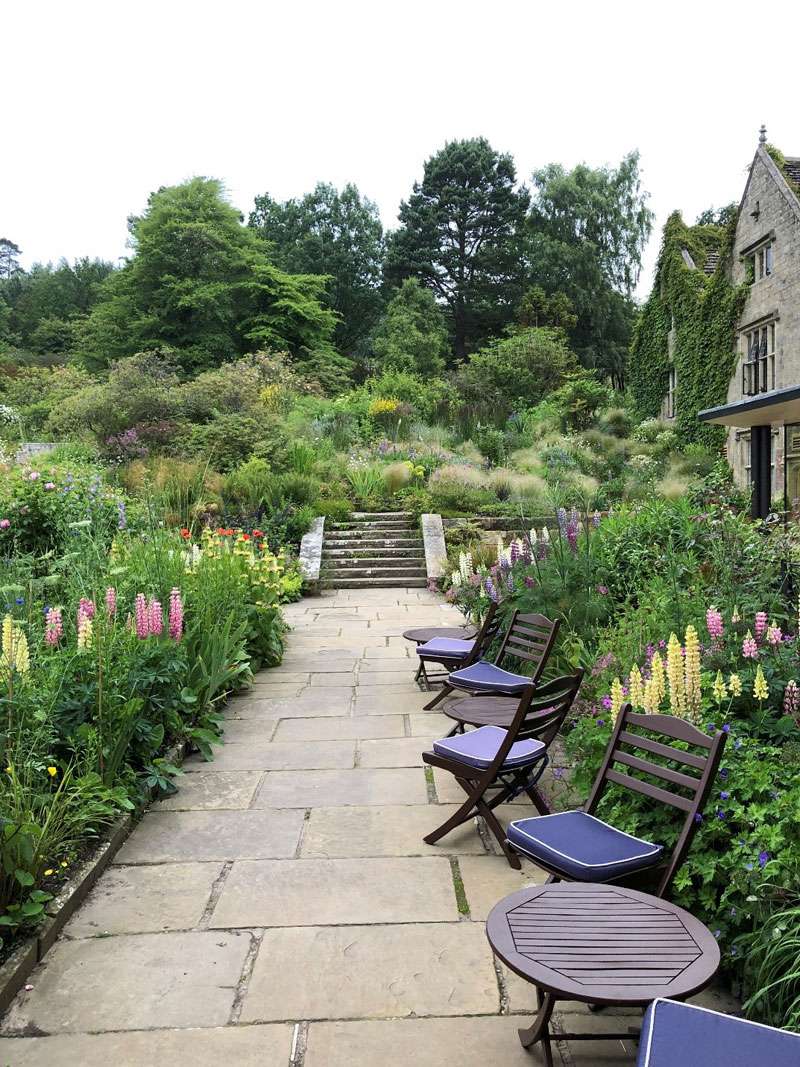 The well-manicured gardens are very extensive The well-manicured gardens are very extensive