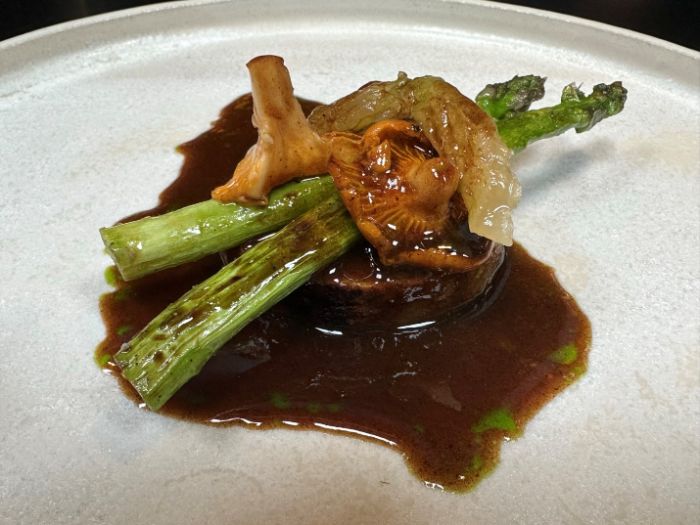 Stuffed lamb saddle, asparagus, girolles Stuffed lamb saddle, asparagus, girolles