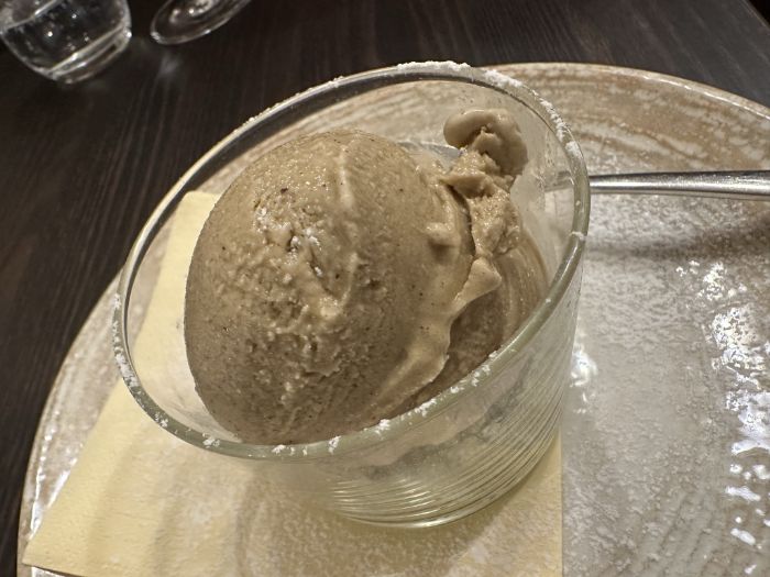 Pistachio ice cream dessert