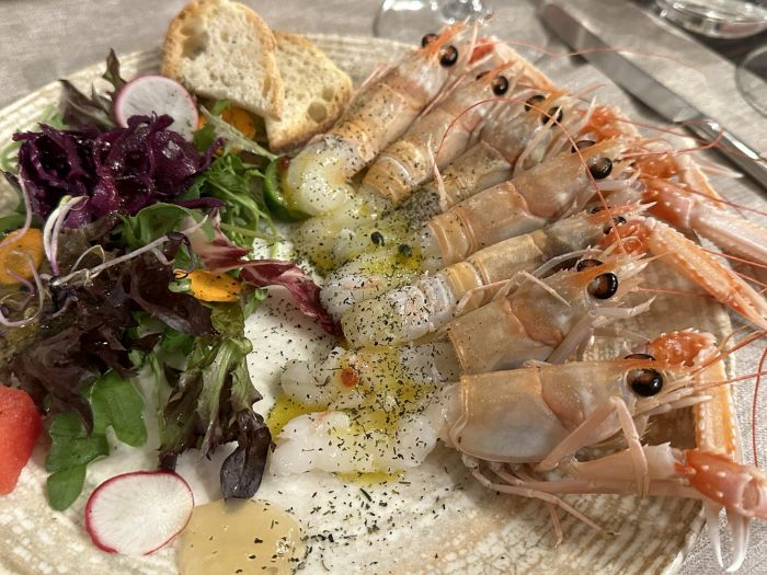 Starter of local scampi (Crudo di scampi nostrani):