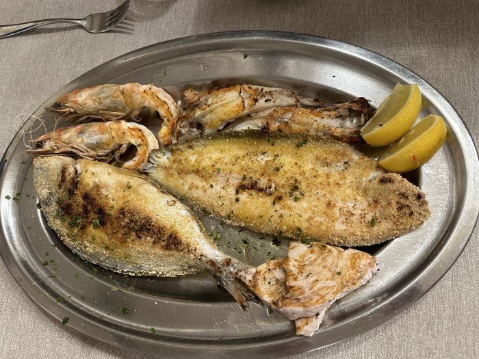 Mixed grilled fish and crustaceans