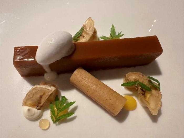 Dessert of toasted kombu and muscovado tart Dessert of toasted kombu and muscovado tart